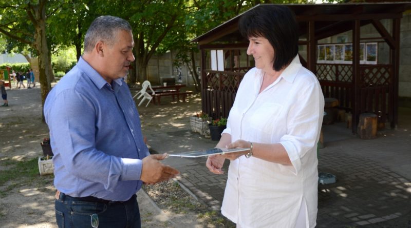 Kovács Sándor alpolgármester átadja az oklevelet Jantnerné Oláh Ilona tagóvoda vezetőnek. Fotó: Szaffenauer Ferenc/Paksi Hírnök