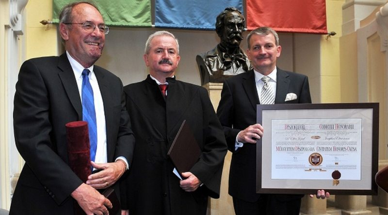 Elter József a szenátusi ülésen vette át kitüntetését. Fotó: BME