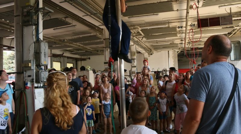 Nyitott szertárkapuk program volt a paksi hivatásos tűzoltóságon. Fotó: Molnár Gyula/Paksi Hírnök