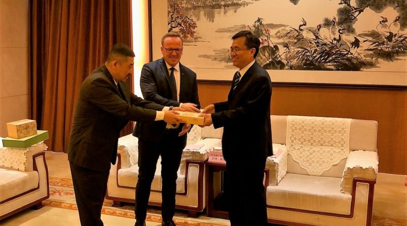 Szabó Péter kínai vendéglátóival. Fotó: magánarchívum