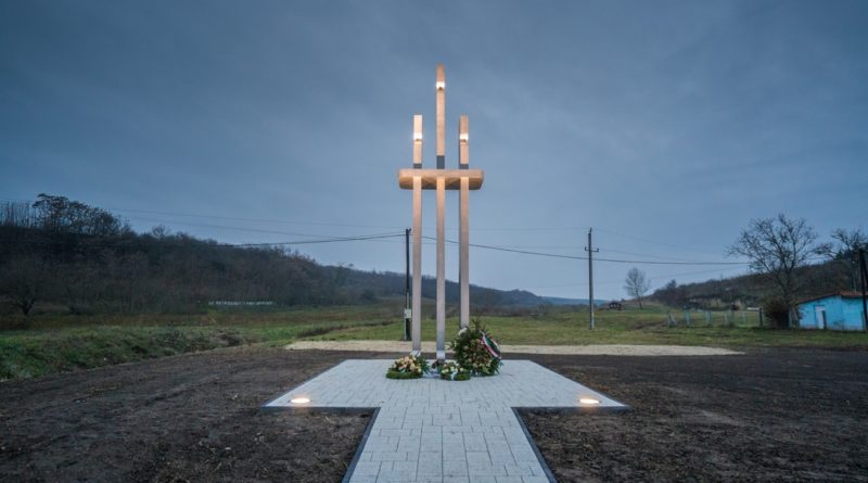 A kitelepítési emlékmű, amit a magyarországi németek kitelepítésének 70. évfordulója alkalmából avattak fel Dunakömlődön a Kereszt-völgyben 2016-ban. Fotó: Babai István/Paksi Polgármesteri Hivatal.