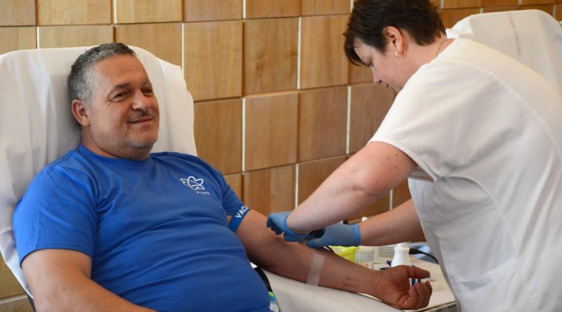 Kovács Sándor Paks alpolgármestere is adott vért. Fotó: Szaffenauer Ferenc/Paksi Hírnök