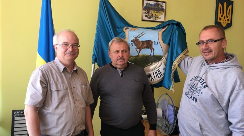 A fotón Barnabás István, Paks alpolgármestere (b.), Hajovics Jaroszlav, Visk polgármestere (középen) és Áldozó Tamás, Pápa polgármestere (j.) a viski városi zászló előtt. Fotó: magánarchívum