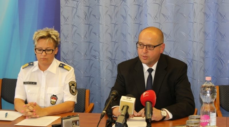 Szabó Zoltán r. alezredes, megbízott bűnügyi rendőrfőkapitány-helyettes tájékoztatja a média képviselőit az ügyről. Fotó: www.police.hu