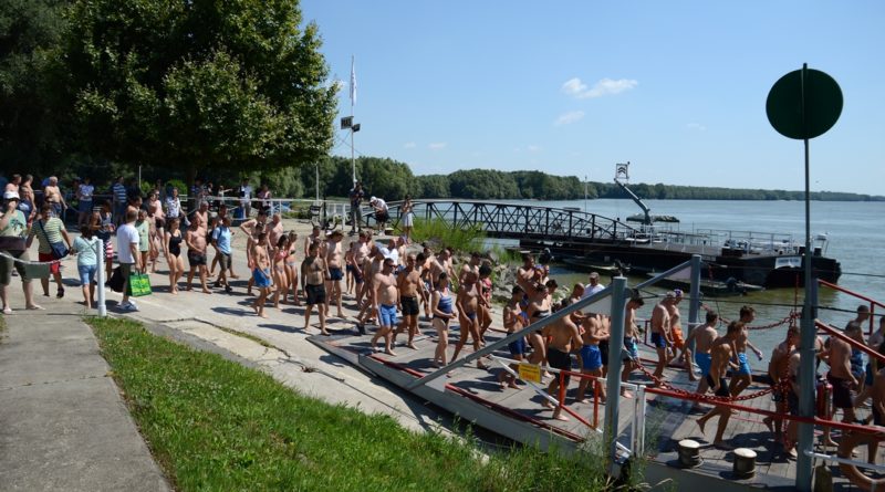 Komppal vitték át az úszás résztvevőit a túlpartra, onnan rajtoltak. Fotó: Szaffenauer Ferenc /Paksi Hírnök
