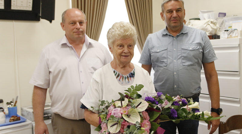 dr. Angyalosi Zsuzsannát köszöntötte utolsó munkanapján Bana János alpolgármester és dr. Bodnár Imre főigazgató. Fotó: Molnár Gyula/ Paksi Hírnök