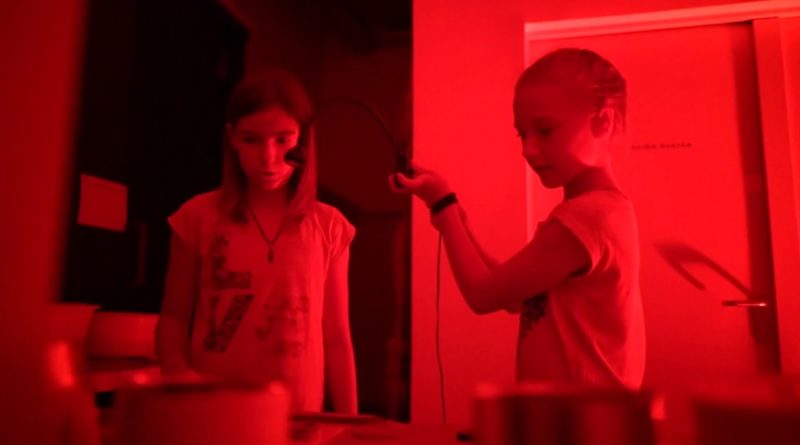 dr. Angyalosi Zsuzsannát köszöntötte utolsó munkanapján Bana János alpolgármester és dr. Bodnár Imre főigazgató. Fotó: Molnár Gyula/ Paksi Hírnök