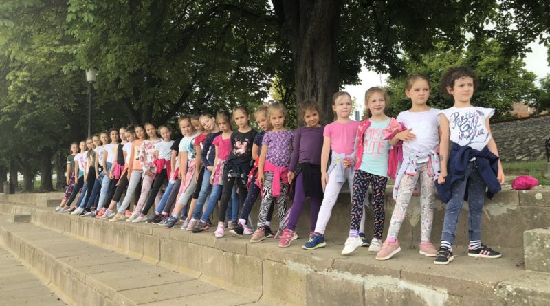 A tánc volt a fő program, de tartottak a gyerekeknek kézműves foglalkozást, csoportfejlesztő játékokat, filmvetítést, kutyás foglalkozást, és fagyizni is voltak. Fotó: magánarchívum