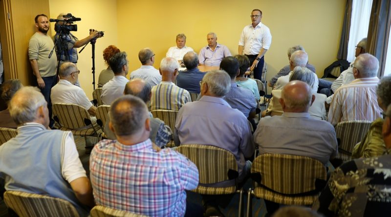 Ulbert Sándort, a Fidesz-KDNP paksi időközi önkormányzati képviselőválasztáson induló jelöltjét (k.) Süli János miniszter (b.) és Szabó Péter, Paks polgármestere (j.) is a választók figyelmébe ajánlotta lakossági fórumon. Fotó: Szaffenauer Ferenc/Paksi Hírnök