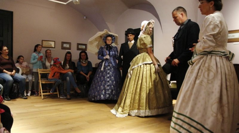 Az 1800-as évek divatját ismerhették meg az érdeklődők a családi napon tartott divatbemutatón. Fotó: Molnár Gyula/Paksi Hírnök