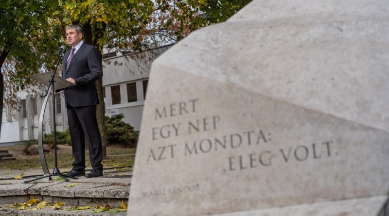 Bana János, Paks alpolgármestere beszédet mond az 1956-os emlékműnél. Fotó: Babai István/Paksi Polgármesteri Hivatal