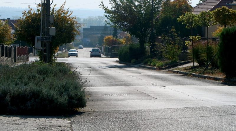 Az útfelújításban érintett egyik utca. Fotó: Molnár Gyula/Paksi Hírnök