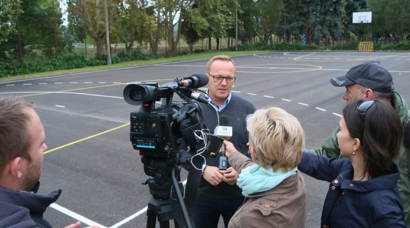 Szabó Péter, Paks polgármestere a sportpálya felújításáról tájékoztatja a sajtót. Fotó: Molnár Gyula/Paksi Hírnök