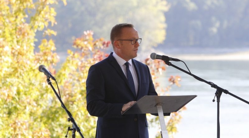 Szabó Péter, Paks polgármestere mondott beszédet az október 6-i városi megemlékezésen. Fotó: Molnár Gyula/Paksi Hírnök