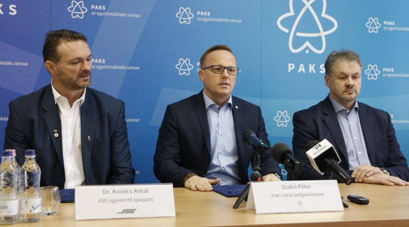 Dr. Kovács Antal, az ASE ügyvezető-igazgatója, (b.), Szabó Péter, Paks polgármestere (k.) és Pekárik Géza, az MVM Paksi Atomerőmű Zrt. vezérigazgatója (j.) a támogatási megállapodás aláírásán. Fotó: Molnár