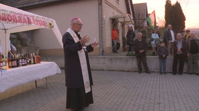 Mayer Mihály nyugalmazott pécsi megyéspüspök megáldja az újborokat Dunakömlődön. Fotó: TelePaks Televízió