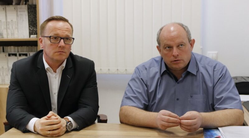 Szabó Péter, Paks polgármestere (b.) és dr. Bodnár Imre, a Paksi Gyógyászati Központ főigazgatója (j.). Fotó: Molnár Gyula/Paksi Hírnök