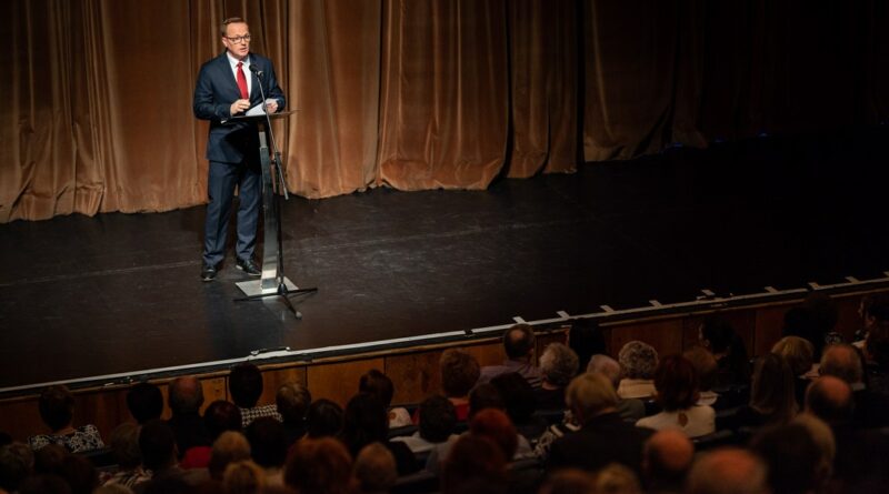 Szabó Péter, Paks polgármestere évértékelő beszédet mond az újévköszöntő esten. Fotó: Babai István/Paksi Polgármesteri Hivatal
