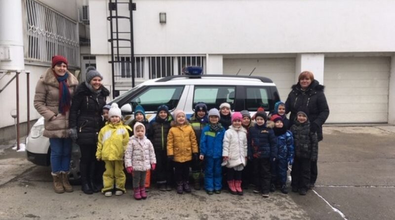 A Paksi Rendőrkapitányságra látogattak el óvodások. Fotó: www.police.hu