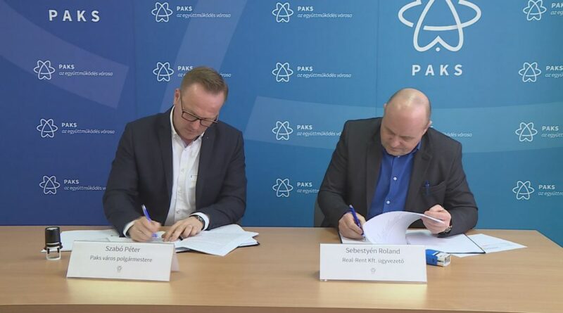 Szabó Péter, Paks polgármestere és Sebestyén Roland, a Real-Rent Kft. ügyvezetője a szerződéskötésen. Fotó: TelePaks