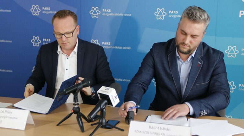 Szabó Péter, Paks polgármestere és Bálint István, a SZAK SZOLG Paks Kft. ügyvezetője a kivitelezési szerződés aláírásán. Fotó: Molnár Gyula/Paksi Hírnök