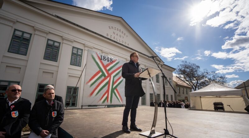 Szabó Péter polgármester beszédet mond a március 15-i városi ünnepségen. Fotó: Babai István