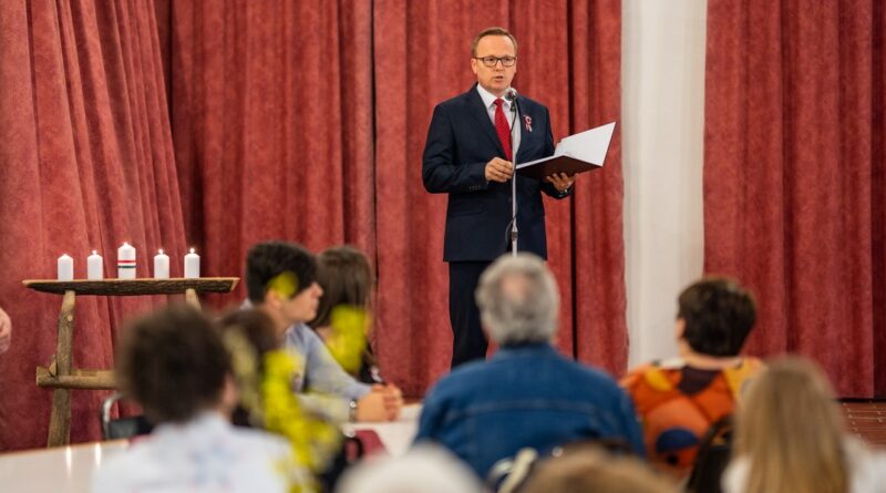 Szabó Péter, Paks polgármestere ünnepi beszédet mond Dunakömlődön a Faluházban tartott megemlékezésen. Fotó: Babai István