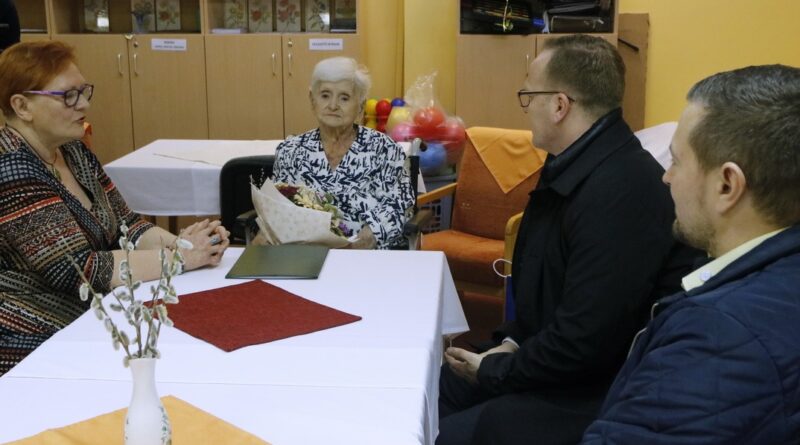 Tábi Mártonnét köszöntik születésnapján. Fotó: Molnár Gyula/Paksi Hírnök