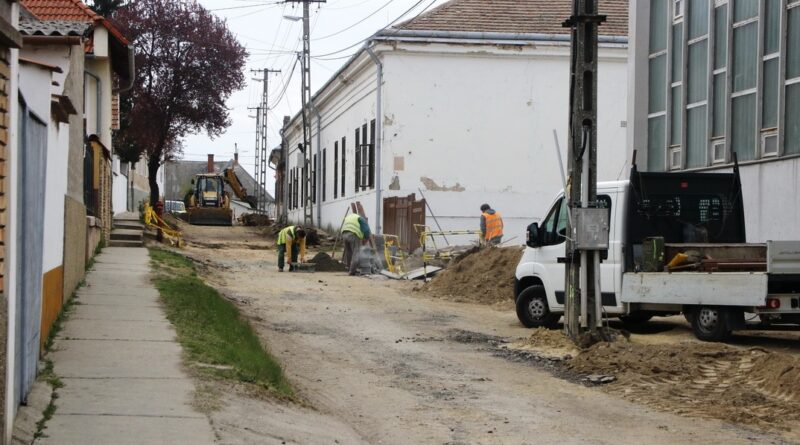 Zajlik az Anna utca felújítása. Fotó: Molnár Gyula/Paksi Hírnök