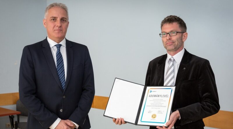 Mittler István, a Paks II. Zrt. kommunikációs igazgatója (b.) és Borbás László, a Paks Kistérségi Szociális Központ igazgatója (j.) Fotó: Paks II. Zrt.