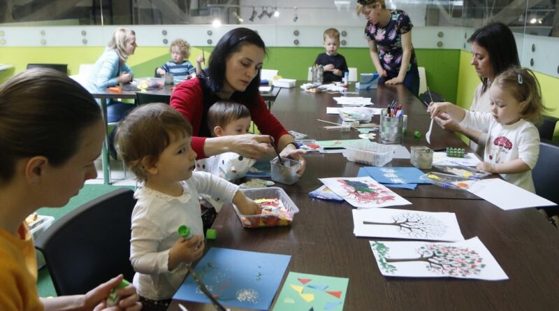 Pamacsoló a képtárban. Fotó: Molnár Gyula/Paksi Hírnök