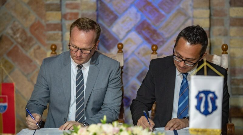 Szabó Péter, Paks polgármestere (b.) és Michael Franken, Reichertshofen polgármestere (j.) aláírják a testvérvárosi szerződés. Fotó: Babai István/Paksi Polgármesteri Hivatal