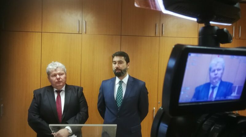 Süli János országgyűlési képviselő (b.) és Hidvéghi Balázs, a Fidesz kommunikációs igazgatója a sajtótájékoztatón. Fotó: Tóth Norbert/TelePaks