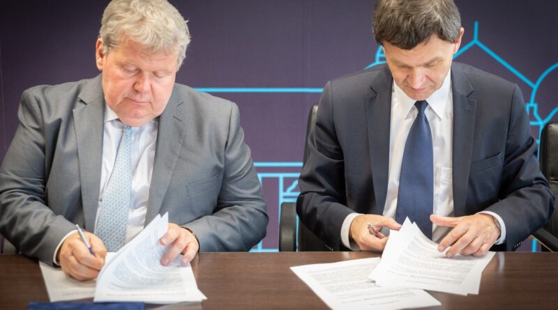Süli János tárca nélküli miniszter (b.) és Ács Rezső Szekszárd polgármestere (j.) aláírják az együttműködési megállapodást. Fotó: Paks II. Zrt.