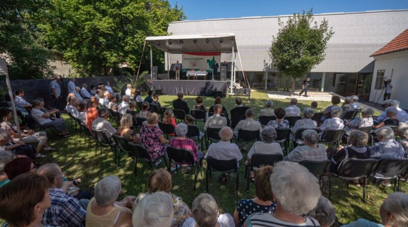 Az augusztus 20-i ünnepi megemlékezést a Deák-ház udvarán tartották. Fotó: Babai István/Paksi Polgármesteri Hivatal