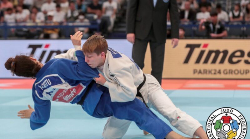 Pupp Réka (fehérben) a románok klasszisát verte az első mérkőzésén. Fotó: judoinfo.hu