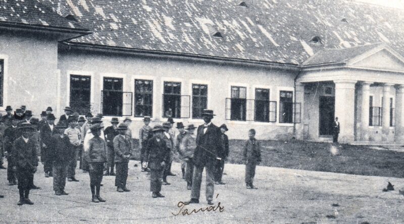 Tornaóra a polgári fiúiskola udvarán - 1899. Forrás: magánarchívum