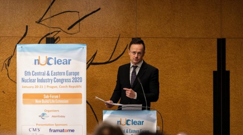 Szijjártó Péter külgazdasági és külügyminiszter előadást tart a 6. Kelet-közép-európai Nukleáris Ipari Konferencián Prágában. Fotó: MTI/KKM/Borsos Mátyás
