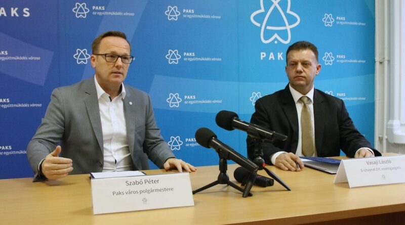 Szabó Péter, Paks polgármestere (b.) és Vasaji László, az S-Útvonal Zrt. vezérigazgatója (j.) a szerződéskötésen. Fotó: Molnár Gyula/Paksi Hírnök