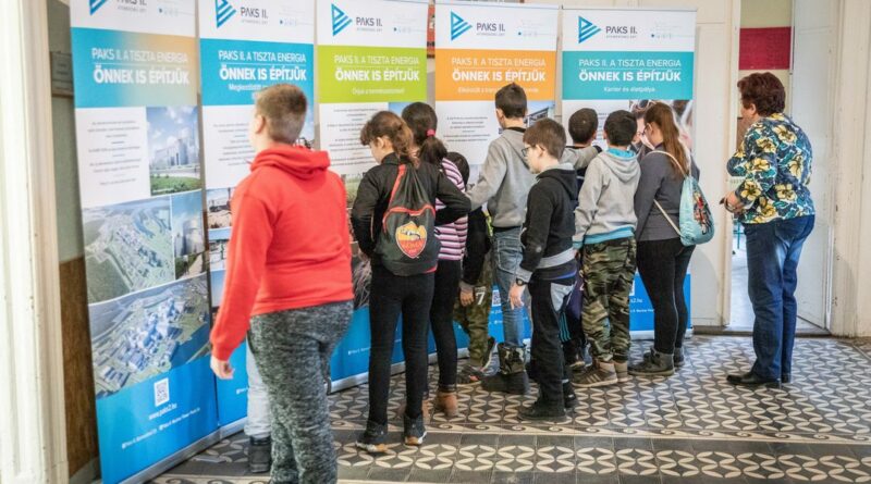 A minitárlatok egy időben öt településen állomásoznak. Fotó: Paks II. Zrt.