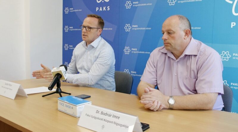 Szabó Péter, Paks polgármestere (b.), és dr. Bodnár Imre, a Paksi Gyógyászati Központ főigazgatója (j.). Fotó: Molnár Gyula/Paksi Hírnök