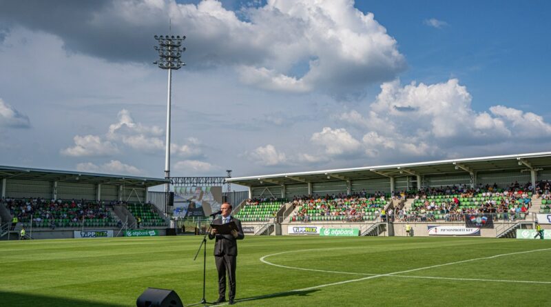 Szabó Péter, Paks polgármestere beszédet mond a stadionavatón. Fotó: Babai István