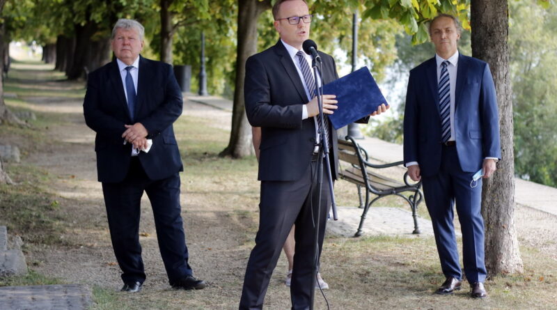 Süli János, a Paks II. beruházásért felelős miniszter, Szabó Péter , Paks polgármestere és Gyöngyösi Csaba, a PIP Kft. ügyvezetője a sajtótájékoztatón (b.-j.). Fotó: Molnár Gyula/Paksi Hírnök