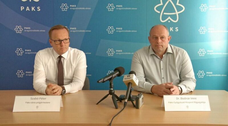Szabó Péter, Paks polgármestere (b.) és dr. Bodnár Imre, a Paksi Gyógyászati Központ főigazgatója (j.). Fotó: TelePaks