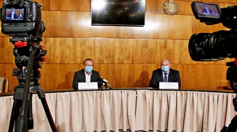 Szabó Péter polgármester (b.) és dr. Bodnár Imre főigazgató (j.). Fotó: Molnár Gyula/Paksi hírnök