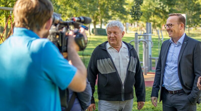 Szabó Péter polgármester (j.) és Spiesz József, a nyolcas vk. önkormányzati képviselője (b.) a helyszínen. Fotó: Szép Zsóka/TelePaks