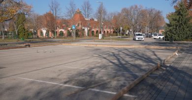 Elkezdődött a mobil jégpálya telepítése