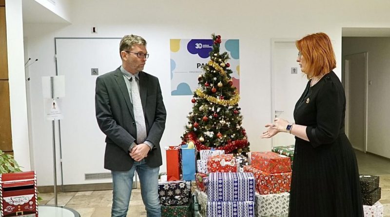 Egy doboznyi szeretet karácsonyra Egy doboznyi szeretet karácsonyra