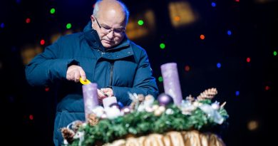 Fellobbant a harmadik gyertya az adventi koszorún Fellobbant a harmadik gyertya az adventi koszorún
