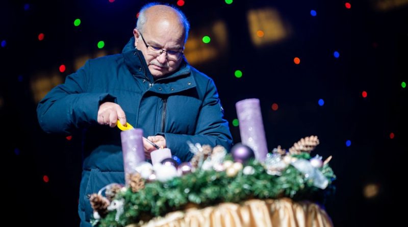 Fellobbant a harmadik gyertya az adventi koszorún Fellobbant a harmadik gyertya az adventi koszorún